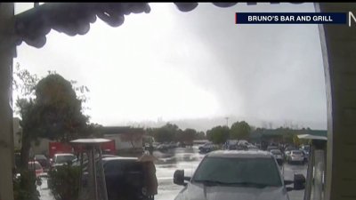 En video: raro tornado deja autos volteados y árboles derribados al norte de California