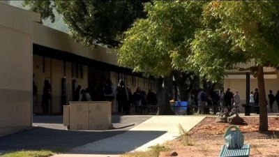 En qué consiste el proyecto de ley que prohibiría la entrada de ICE a escuelas en California