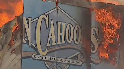 Incendio destruye el antiguo bar In Cahoots en Mission Valley