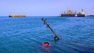 Se muestra un barco hundido en un lugar atacado por las fuerzas israelíes en el puerto de Hodeida, controlado por los hutíes, en el Mar Rojo, el 21 de diciembre de 2024. Israel ha atacado múltiples objetivos en zonas de Yemen controladas por los hutíes, incluidos puertos e instalaciones energéticas, en respuesta a un misil disparado desde Yemen por los hutíes contra Tel Aviv antes del amanecer, hiriendo a 16 personas en el segundo ataque de este tipo en días.