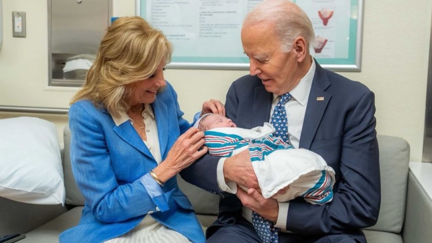 Joe y Jill Biden cargando a su bisnieto.