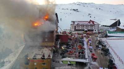 Decenas de muertos tras incendio en un hotel de estación de esquí en Turquía