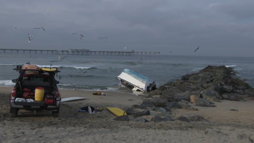 Barco sospechoso de contrabando se encuentra volcado frente a la costa de Ocean Beach el 25 de enero del 2025.