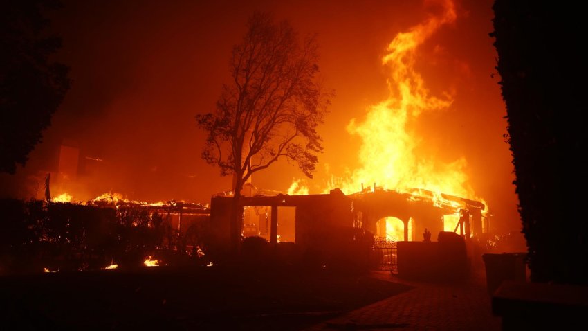 Evacuados del incendio de Los Ángeles: "solo hemos podido empacar dos mochilas"