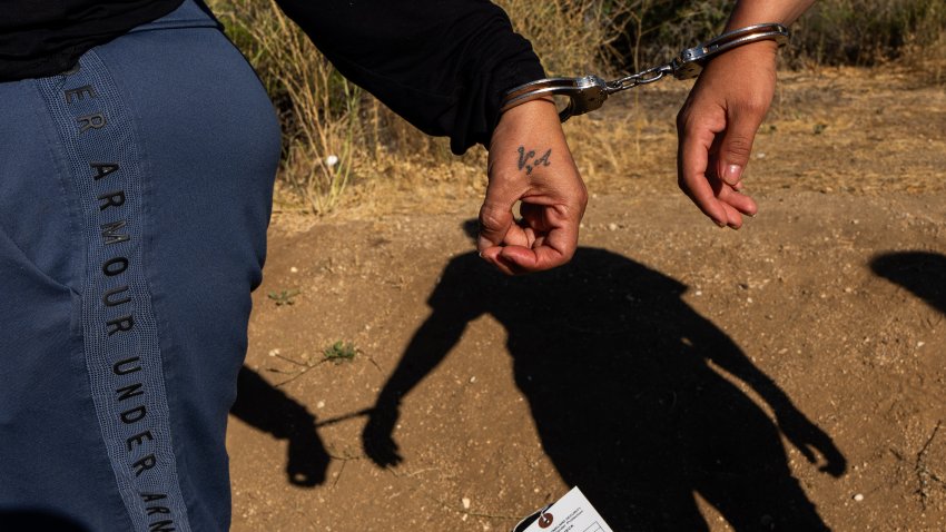 Migrantes que cruzaron ilegalmente a los EEUU desde México son arrestados por agentes de la Patrulla Fronteriza el 14 de junio de 2024 en Jacumba Hot Springs, California. Foto de Qian Weizhong/VCG vía Getty Images.