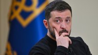 El presidente ucraniano Volodymyr Zelenskyy concede una entrevista a los medios turcos tras su visita a Turquía el 19 de 2024 en Ankara, Türkiye. (Foto de Mert Gokhankoc/ dia images via Getty Images)