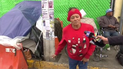 Personas sin hogar arman casas improvisadas para protegerse de la lluvia en Tijuana