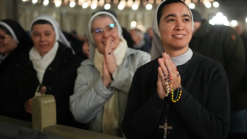 Monjas reaccionan al escuchar la voz del papa Francisco mientras los fieles se reúnen para el comienzo del rezo del Rosario vespertino en la Plaza de San Pedro el 6 de marzo de 2025 en la Ciudad del Vaticano, Italia.