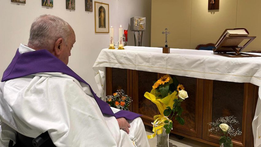CIUDAD DEL VATICANO, 16/03/2025.- El Vaticano difundió este domingo la primera foto del papa desde su hospitalización el pasado 14 de febrero, de un momento en la mañana de hoy domingo celebrando la misa en la capilla de su apartamento privado en el décimo piso del hospital Gemelli de Roma. EFE/Oficina de prensa del Vaticano -SOLO USO EDITORIAL/SOLO DISPONIBLE PARA ILUSTRAR LA NOTICIA QUE ACOMPAÑA (CRÉDITO OBLIGATORIO)-