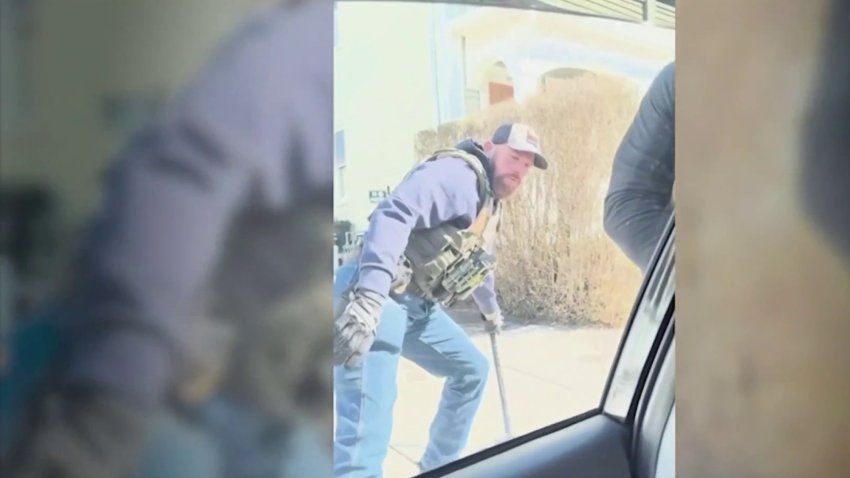 Agentes de ICE rompen vidrio del auto de familia hispana y realizan arresto