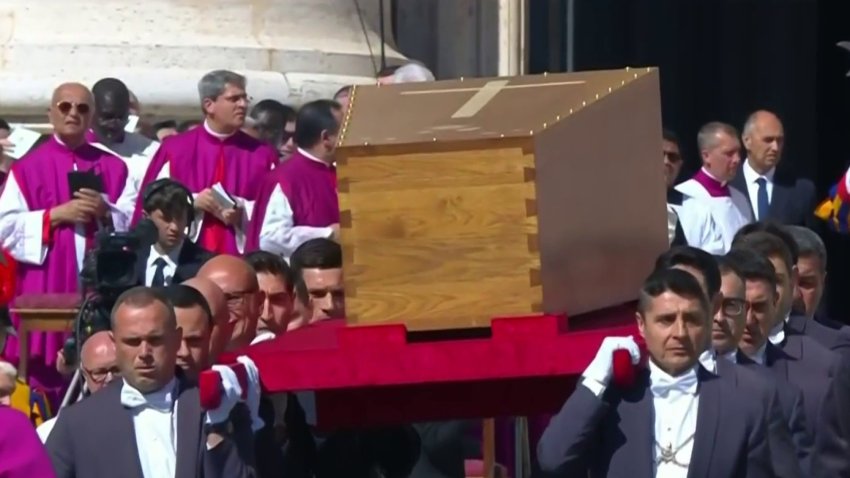 Se escuchan aplausos en la plaza San Pedro al ver llegar el féretro del Papa