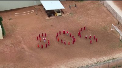 Video desde el aire: inmigrantes envían mensaje SOS desde centro de detención