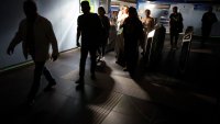 MADRID, 28/04/2025.- Usuarios del Metro de Madrid abandonan una de las estaciones del suburbano tras registrarse un apagón a nivel peninsular este lunes.