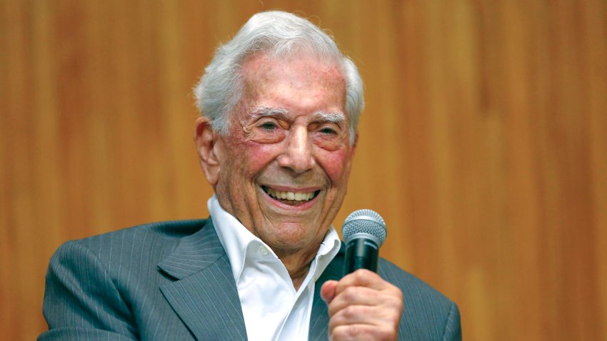 MEX6306. BOGOTÁ (COLOMBIA), 13/04/2025.- Fotografía de archivo del 28 de mayo de 2023 del escritor peruano Mario Vargas Llosa hablando en una conferencia de prensa, en la Universidad de Guadalajara (México). EFE/ Francisco Guasco ARCHIVO
