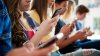 Médicos impulsa propuesta para prohibir el uso de celulares en escuelas de Tijuana