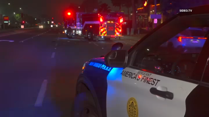 Policías y bomberos en la escena del choque mortal en el Distrito Midway.