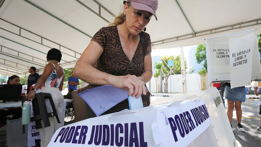 Ciudadanos emiten su voto en las elecciones judiciales en un centro de votación, este domingo en Cancún, estado de Quintana Roo (México). EFE/ Alonso Cupul