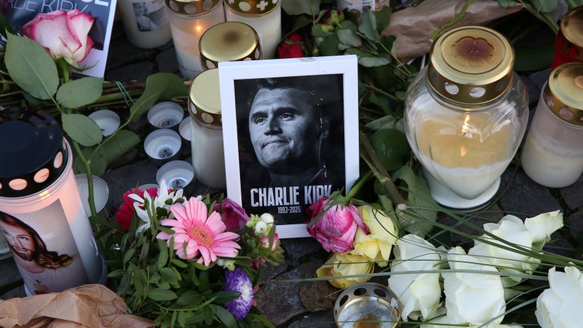 BERLÍN, ALEMANIA – 14 DE SEPTIEMBRE: Flores y velas se ven en un monumento improvisado para el activista conservador estadounidense asesinado Charlie Kirk frente a la embajada de EE. UU. mientras su bandera ondea a media asta el 14 de septiembre de 2025 en Berlín, Alemania. Kirk, de treinta y un años, fue disparado y asesinado cuatro días antes en un evento de discusión en la Universidad del Valle de Utah, justo momentos después de comenzar su discurso. Miembros del partido de derecha Alternativa para Alemania (AfD) realizaron un servicio conmemorativo frente a la embajada de EEUU. (Foto de Adam Berry/Getty Images)