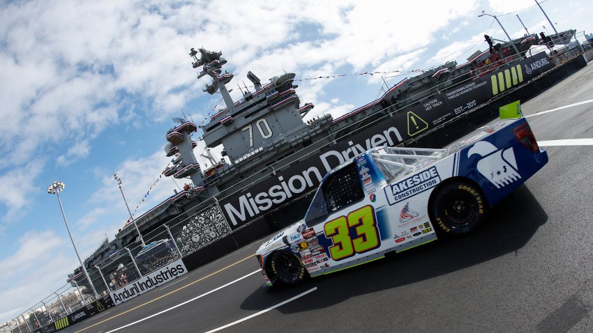 SAN DIEGO, CALIFORNIA — 19 de junio: Frankie Muniz, piloto del Ford #33 de Lakeside Construction, conduce durante una sesión de práctica para la carrera Navy 250 de la NASCAR Craftsman Truck Series en la Base Naval de Coronado el 19 de junio de 2026 en San Diego, California. (Foto de Sean Gardner/Getty Images).