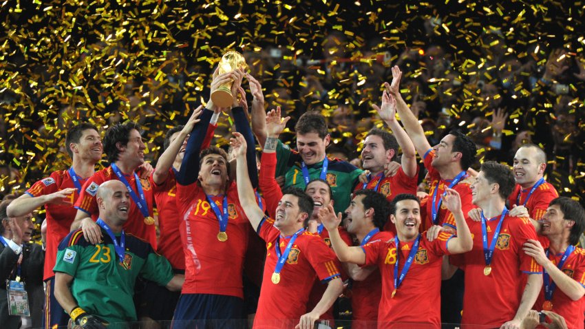 Players of Spain celebrate with the FIFA World Cup trophy after winning the 2010 World Cup football final by defeating The Netherlands during extra time at Soccer City stadium in Soweto, suburban Johannesburg on July 11, 2010.  NO PUSH TO MOBILE / MOBILE USE SOLELY WITHIN EDITORIAL ARTICLE –   AFP PHOTO / THOMAS COEX (Photo by THOMAS COEX / AFP via Getty Images)