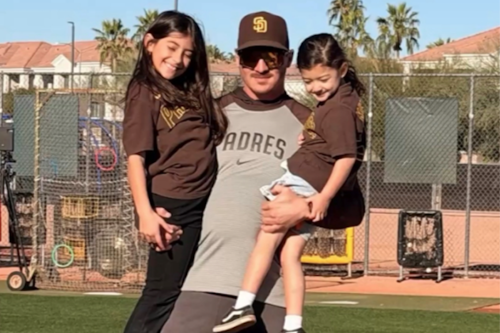 Oswaldo Pirela and his daughters.