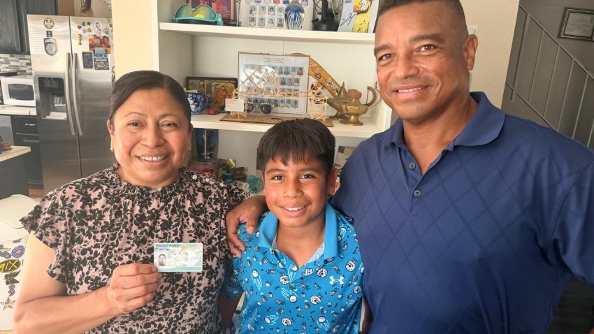 La esposa de un veterano de la Marina obtuvo su green card tras un complejo proceso migratorio que mantuvo a su familia con temor.