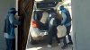 Video capta a sospechoso con chaleco de Amazon durante robo a vivienda en California