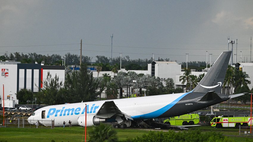 Un avión de carga de Prime Air es visto en el Aeropuerto Internacional de Miami después de salirse de la pista, en Miami, Florida, el 6 de septiembre de 2026. (Foto de CHANDAN KHANNA / AFP vía Getty Images)