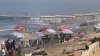 Calor lleva a familias a las playas de Tijuana pese a la contaminación del agua